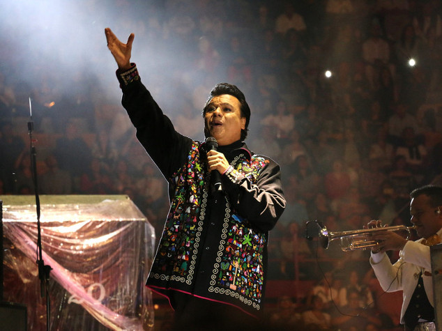 Addio a Juan Gabriel, l'"Elvis Presley messicano"