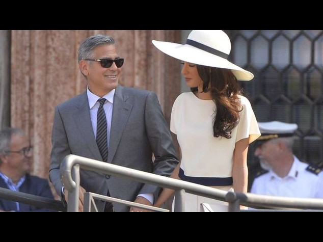 Clooney e Amal sposi a Venezia, accolti dai fischi dei dipendenti comunali; "adotta un precario"