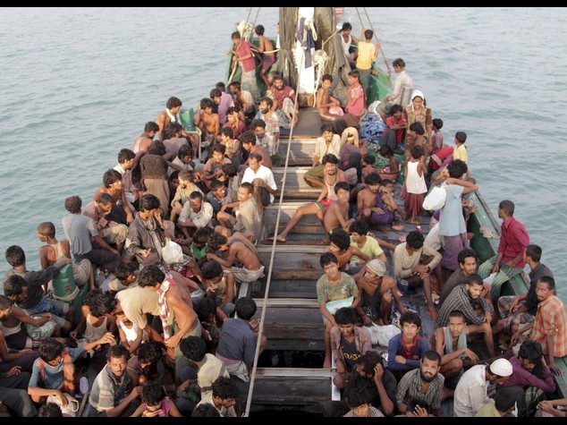 Migranti: soccorsi migliaia su coste italiane. Papa, "non aiutarli e' attentato alla vita"