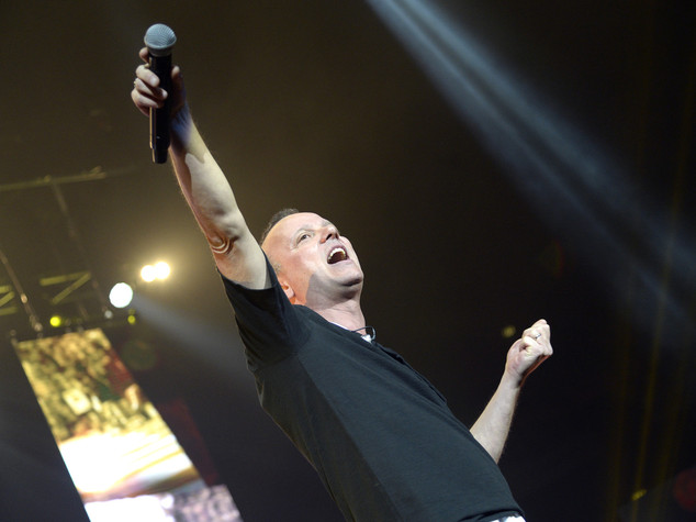 Gigi D'Alessio schiacciato dai debiti "Canterò 15 anni per ripagarli"