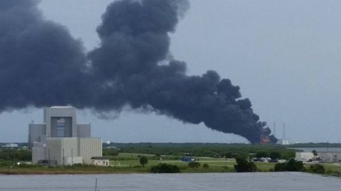 Cape Canaveral, esplode sulla rampa razzo SpaceX - VIDEO