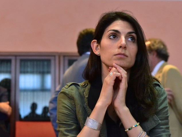 Raggi cerca sostituti "diamo fastidio a poteri forti"