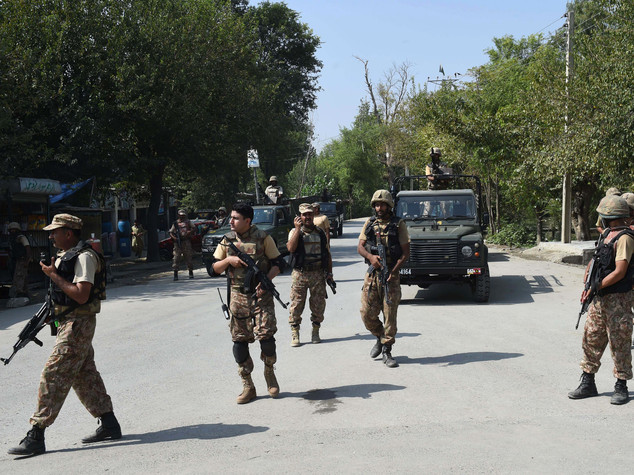 Pakistan, attacchi kamikaze in due città