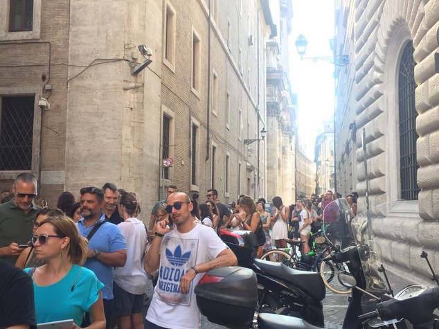 Chiusura col botto per Banksy, migliaia in coda