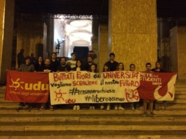 Blitz notturno al Miur, studenti contro test ingresso