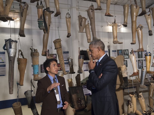 Obama in Laos visita vittime di bombardamenti Usa