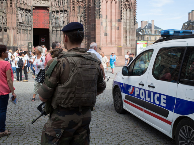 Allarme a Parigi, auto con bombole di gas vicino Notre Dame