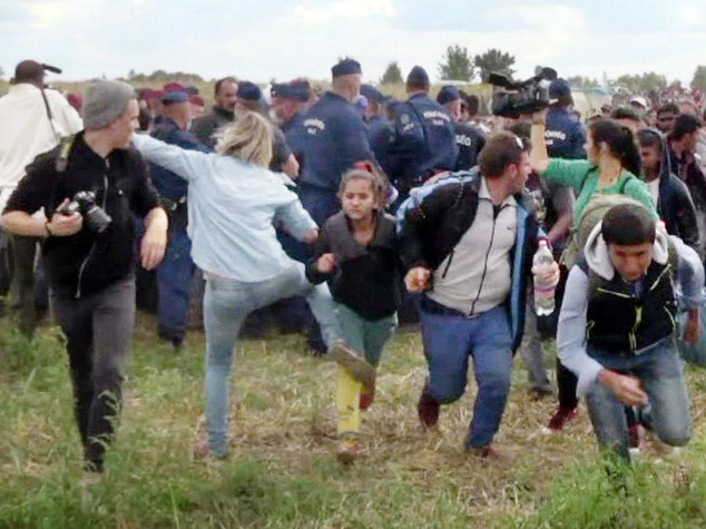 Fece sgambetto a migrante, incriminata reporter