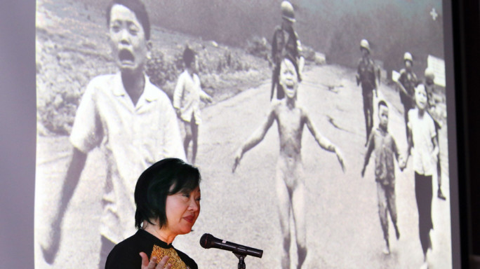 Foto 'Napalm Girl' censurata su Facebook, norvegesi in rivolta