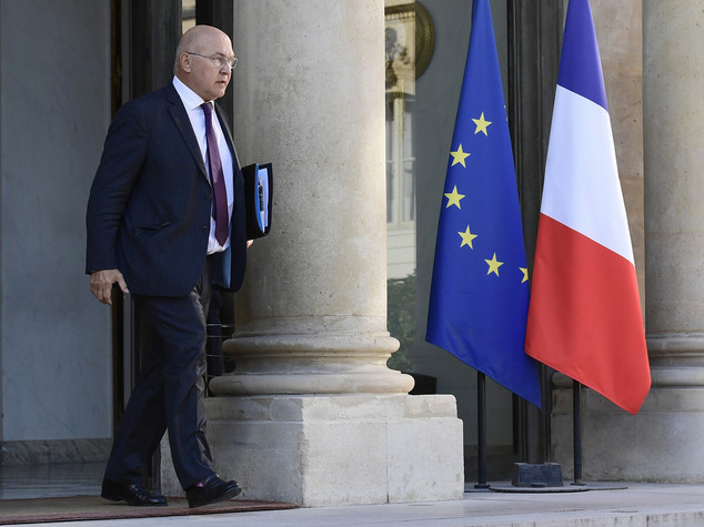 Francia: Hollande verso voto, tagli fiscali a famiglie e imprese