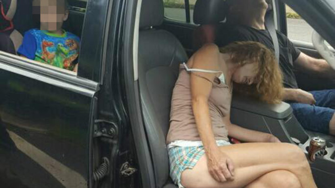 In overdose davanti figlio di 4 anni, la foto choc che sconvolge l'America