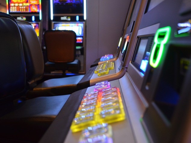 Videopoker: per giocare usa carta moglie, denunciato a Cagliari