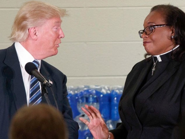 Trump attacca Clinton in chiesa, il pastore lo blocca