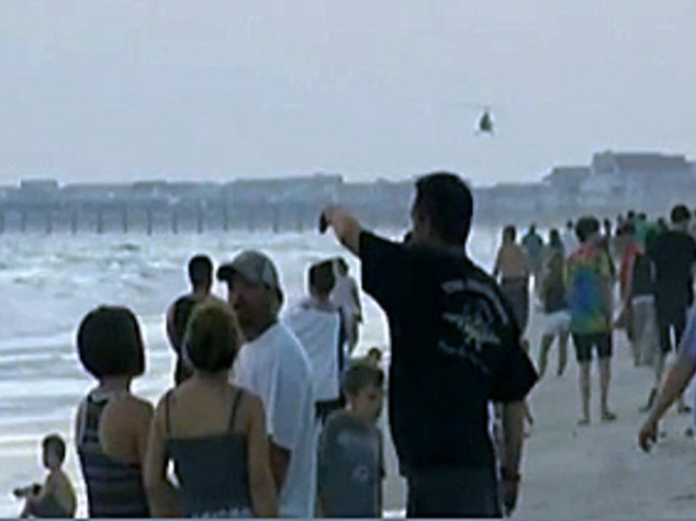 Terrore in spiaggia in North Carolina: due attacchi di squalo in 90 minuti, due adolescenti gravemente mutilati
