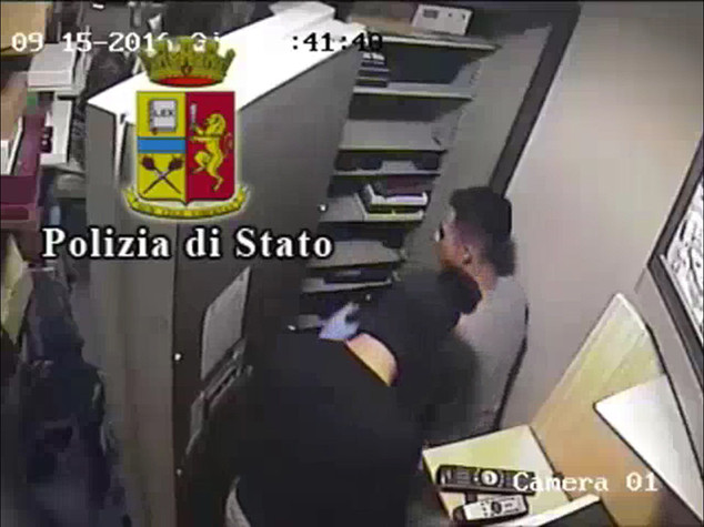 Rapine: due arresti per assalto in gioelleria nel centro di Lecce - VIDEO