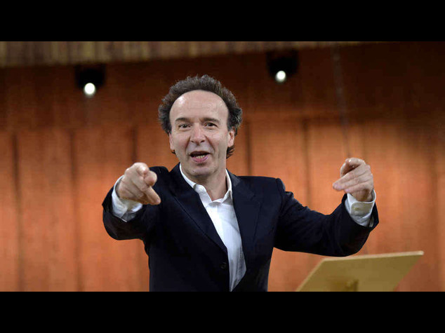 Show di Benigni su 10 comandamenti, "politici li violano tutti"