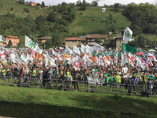 Lega a Pontida tra bandiere e magliette 'contro' Papa Francesco