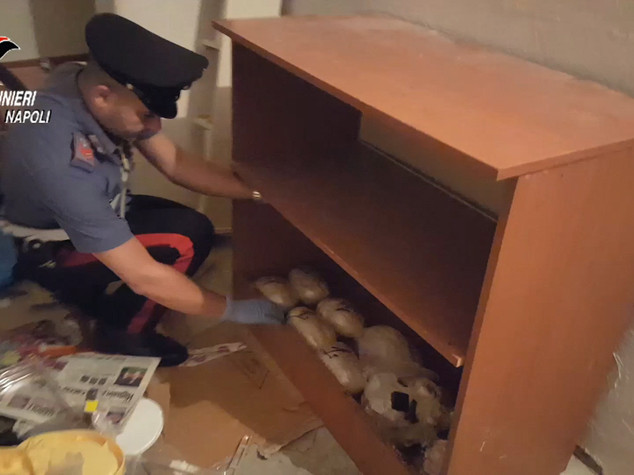 Scoperto deposito di droga a Napoli