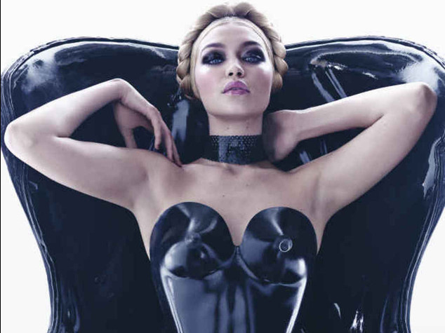 La svolta hot del calendario Pirelli: per il 2015 dodici scatti fetish - Foto e Video