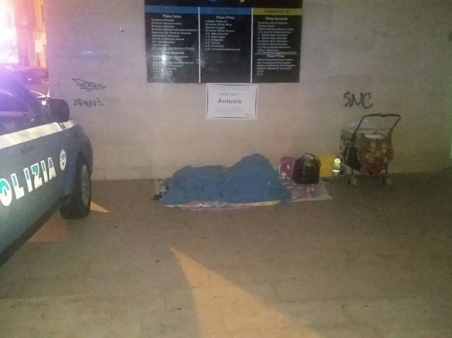 Mamma di tre bimbi senza casa a Cosenza, Polizia trova alloggio