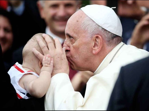 Il Papa in Albania, "gli estremisti travisano la fede. Non si uccide in nome di Dio"