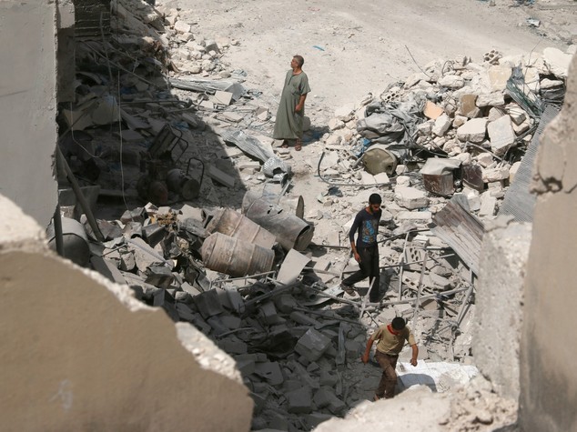 Ancora bombe su Aleppo, almeno 25 morti in Siria