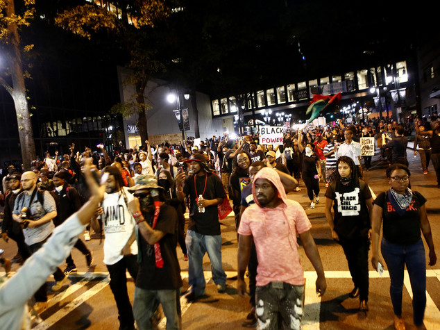 Terza notte di proteste a Charlotte nonostante il coprifuoco