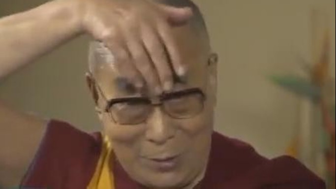 Dalai Lama mima Trump, ha ciuffo e bocca piccola - VIDEO