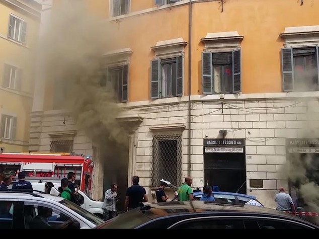 Paura in centro a Roma, incendio a Largo Argentina