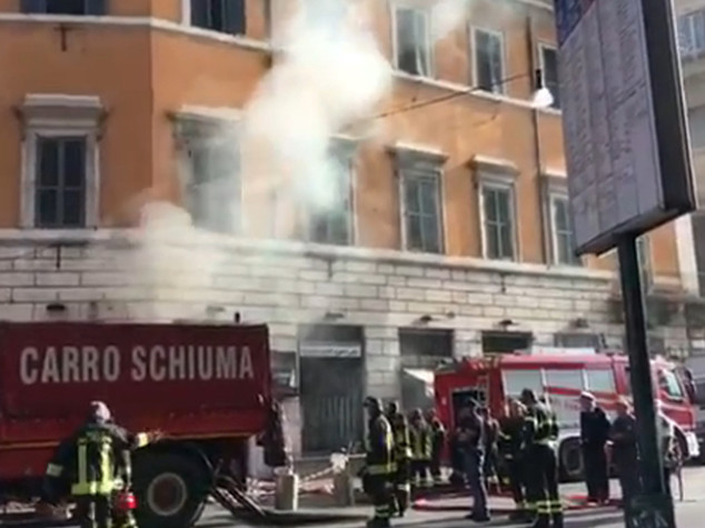 Paura in centro Roma, due roghi in 24 ore nello stesso palazzo - VIDEO