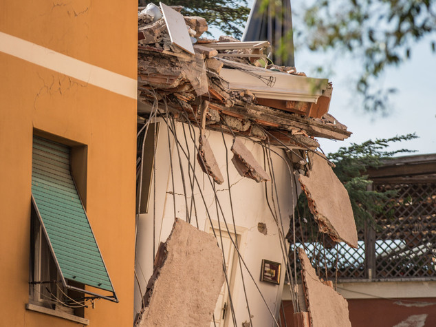 Sarà demolito ciò che resta della palazzina crollata