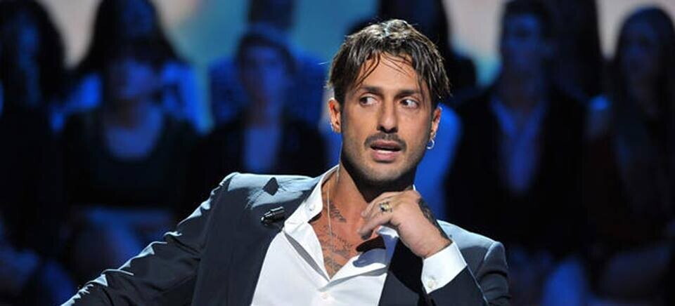 Mediaset risponde a Corona, "lucra con l'insulto"