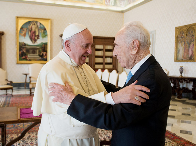 Papa ricorda con affetto Peres, "instancabile uomo di pace"