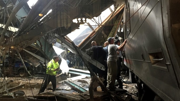 Deraglia treno in New Jersey, 1 morto e 114 feriti - Video/Foto