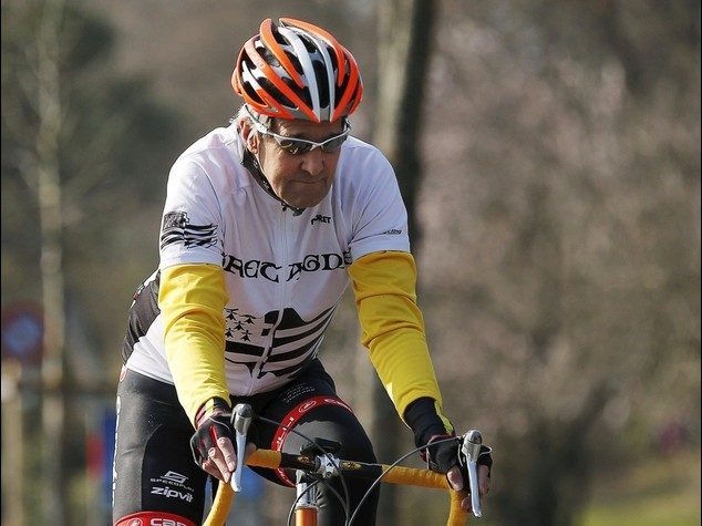 Kerry cade in bici e si rompe il femore. Salta visita a Madrid, rientra in Usa