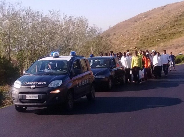 Migranti: 40 marciano verso SS 131, protesta per pocket money