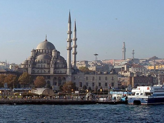 Assalto a vernissage di una mostra a Istanbul, "bevevano alcolici"
