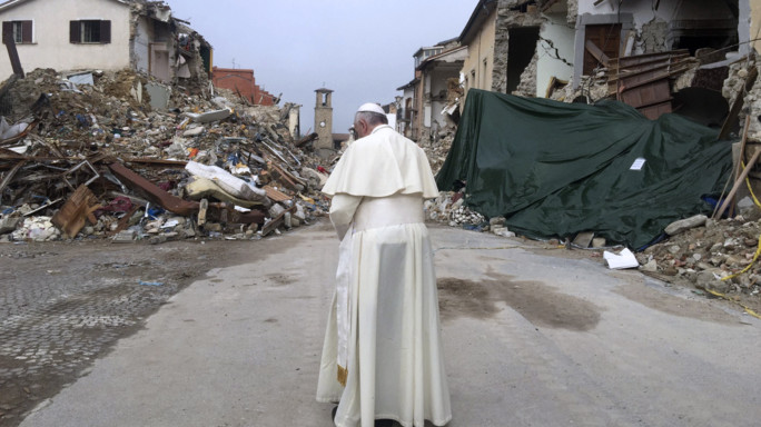 Papa Francesco prega tra le macerie di Amatrice