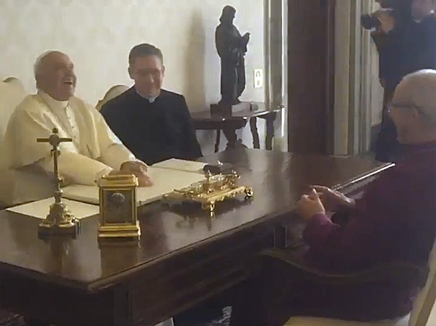 "La sai quella di?" E primate anglicano fa ridere Papa Francesco