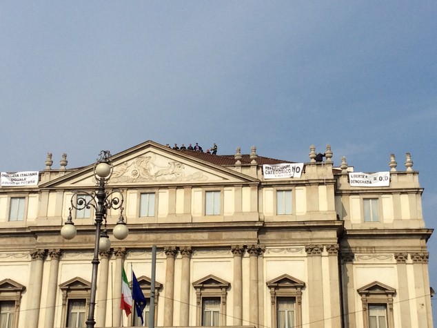 Si arrampica sul tetto della Scala, "no al referendum"