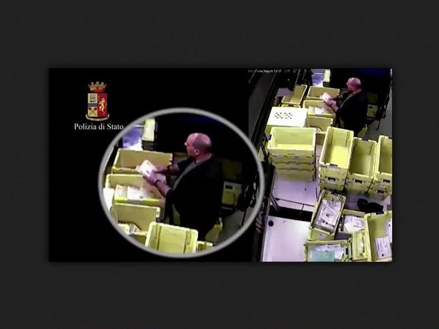 Banda falsari incassava assegni in tutta Italia, 7 arresti