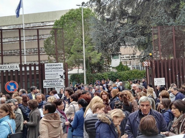 Protesta al tribunale, "no al barelliere-cancelliere"