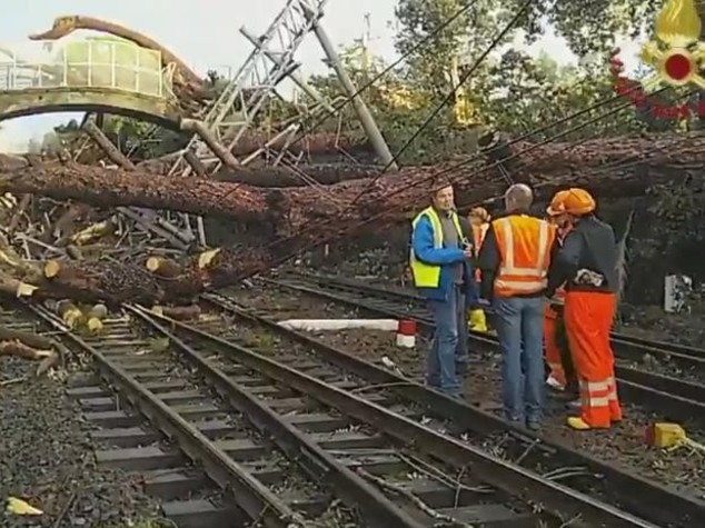 Tromba d'aria su Genova, treni in tilt nel Levante