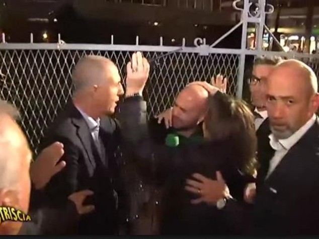 Striscia la notizia, Luca Abete fermato e aggredito dalla polizia - VIDEO