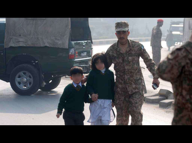 Orrore Pakistan, strage a scuola 130 morti, 123 sono bambini