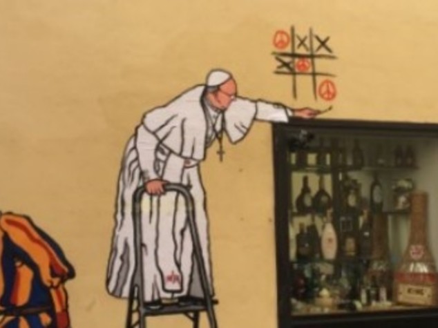 Papa gioca tris della pace, cancellato murales a Borgo Pio