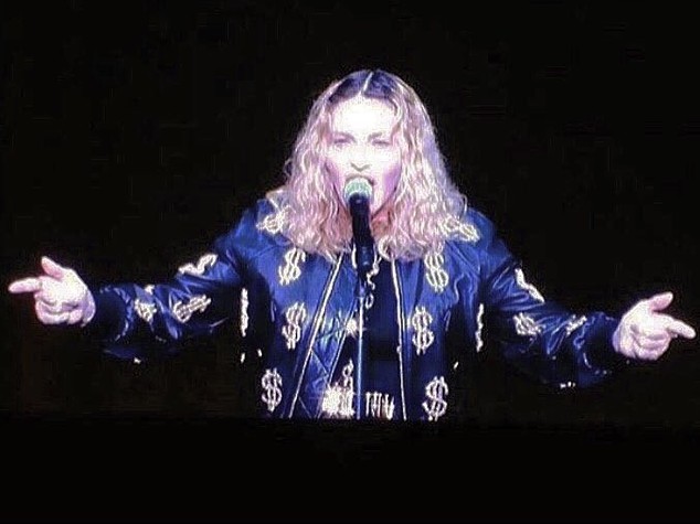 Proposta indecente di Madonna, "se votate Clinton vi faccio un p...."