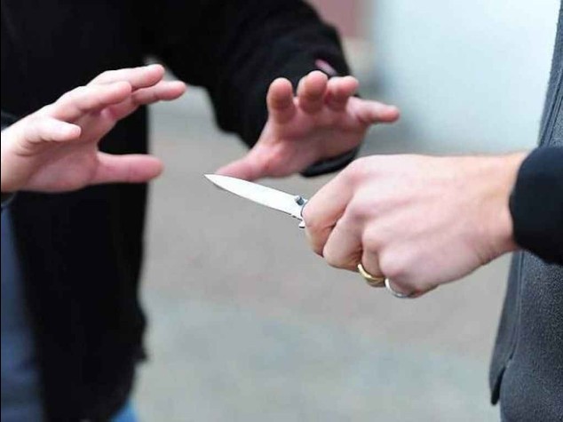 Lo studente chiacchiera, il professore tira fuori il coltello