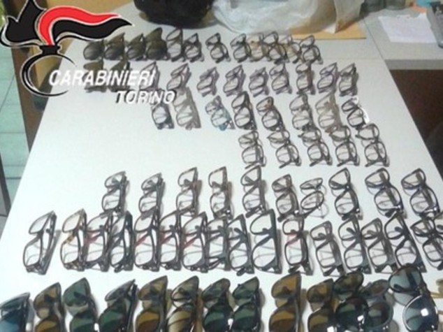 Rubavano 120 occhiali a settimana, arrestati dipendenti Luxottica - VIDEO
