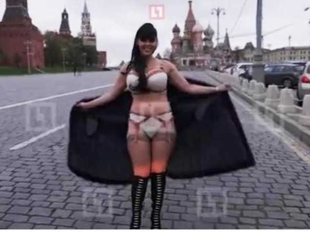 Russia: cantante d'origine italiana nuda in Piazza Rossa per Putin